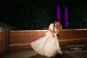 wedding the the rain and off camera flash Alida 