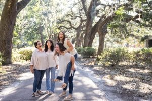 savannah photographer forsyth park tall oak trees family photo ideas best friend photo shoot 